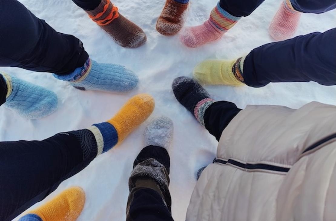V&auml;rikk&auml;it&auml; jalkoja ringiss&auml; villasukat jalassa