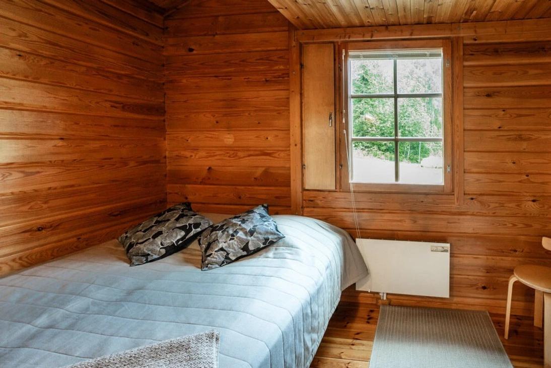 Makuuhuone, jossa 160 cm leve&auml; vuode