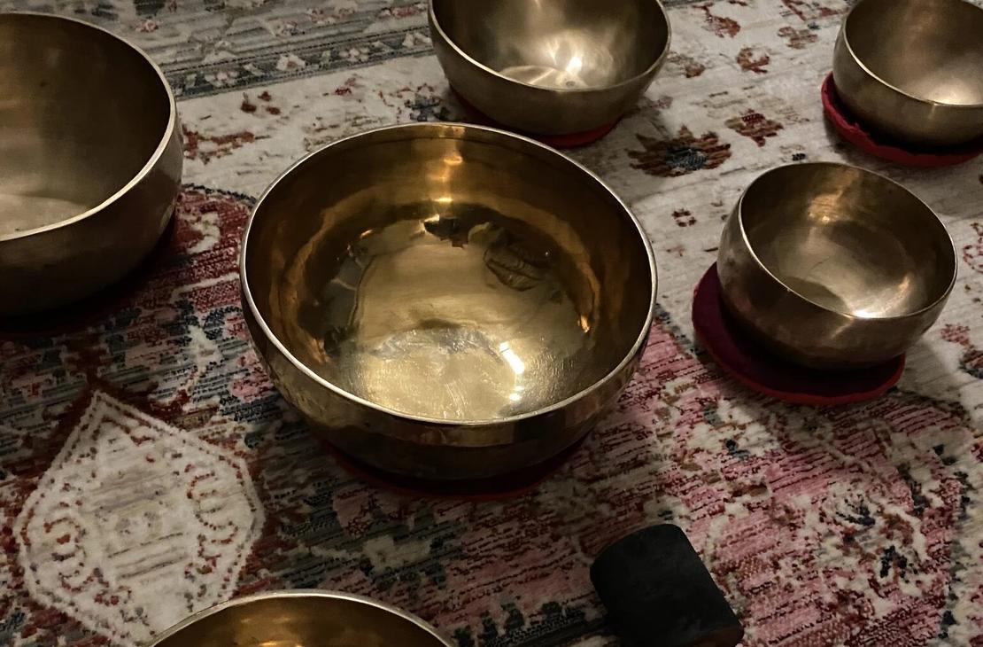 Tiibetilaisi&auml; metallikulhoja matolla. 