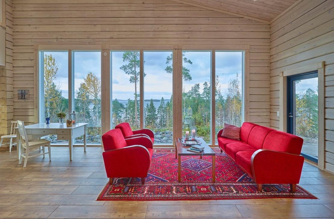 Tietoken pöydälä ison järvelle avautuvan maisemaikkunan edessä