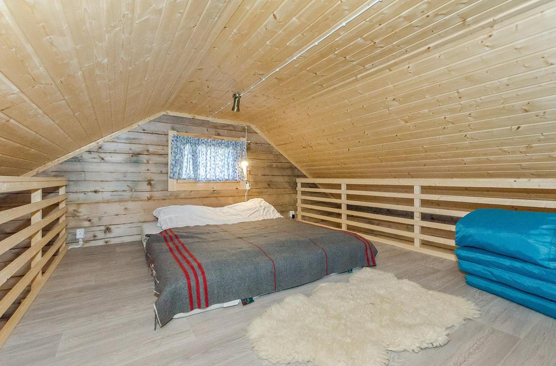 Tilavalla vaalealla parvella muhkea patjasänky kahdelle