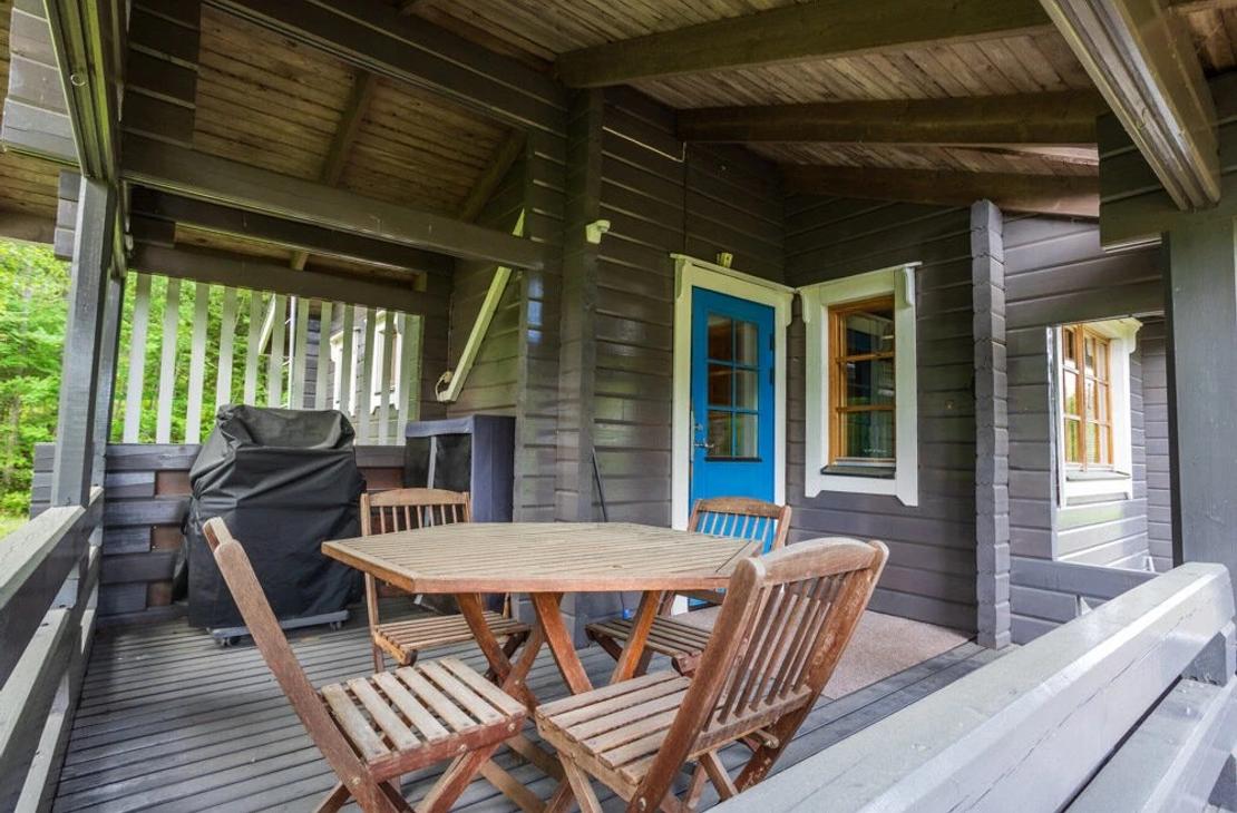 Aamurannan terassi, jossa pöytä neljälle