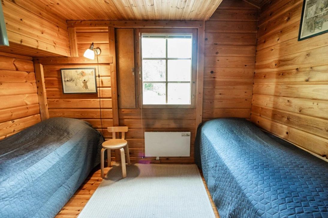 Makuuhuone, jossa kaksi erillist&auml; s&auml;nky&auml;