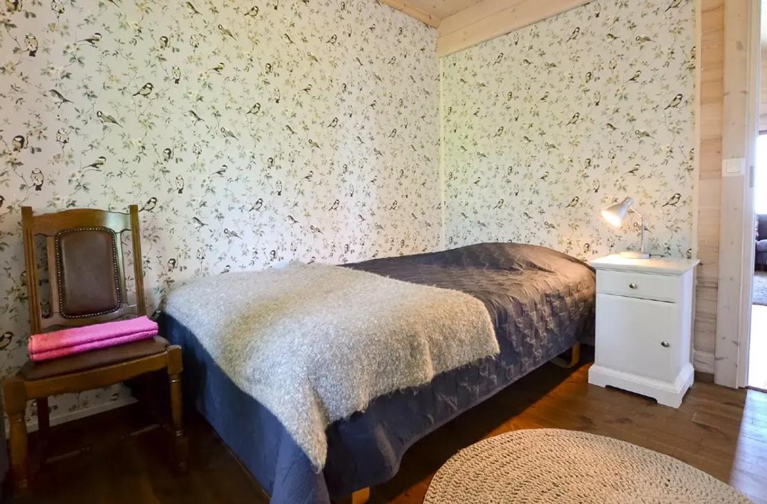 Yhden henkilön makuuhuone, vaaleat luontoaikeiset tapetit