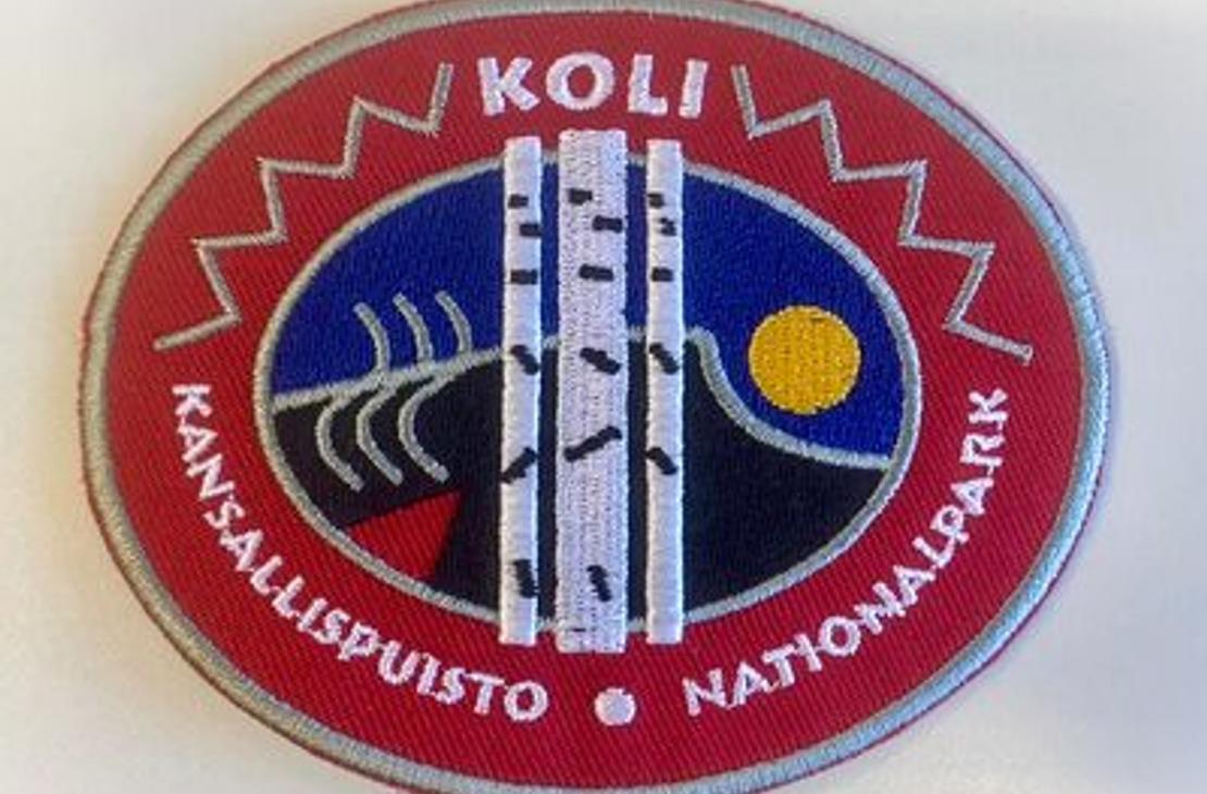 Koli Kansallispuisto -kangasmerkki, jossa kansallispuiston logo 