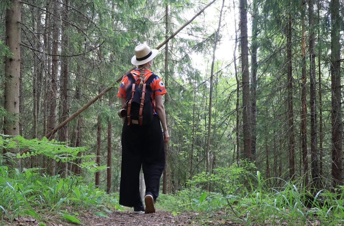 Metsähenkinen retkeilijä on pysähtynyt vanhaan kuusikkoon.